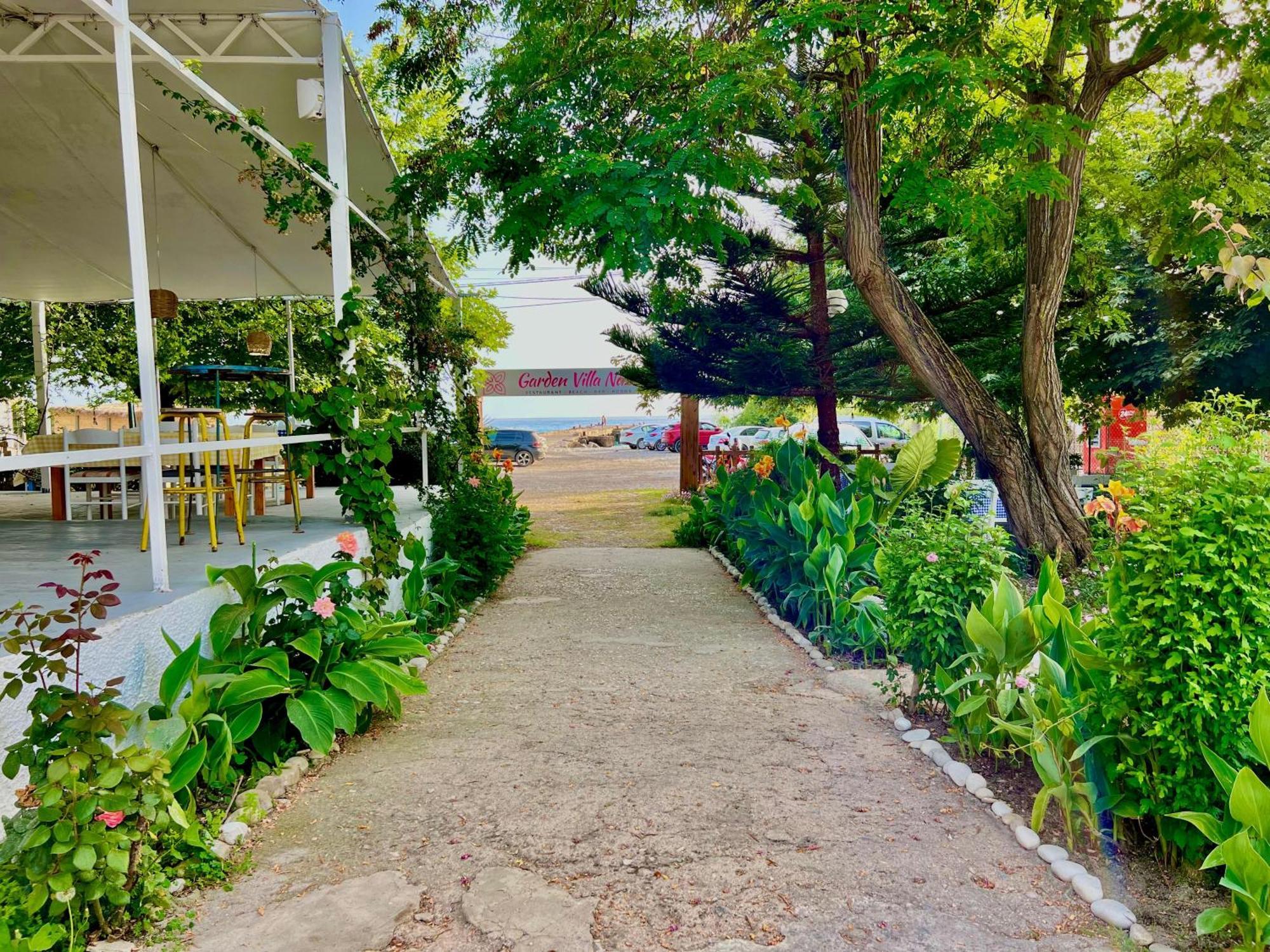 Garden Villa Naza Piqeras Екстериор снимка